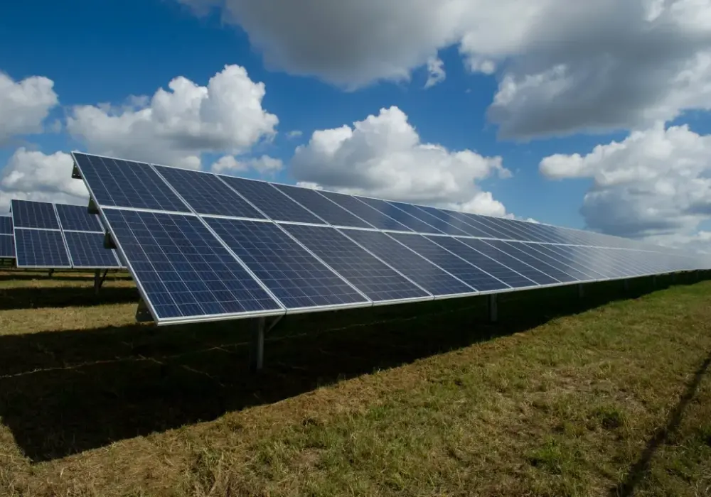 Jakie są rzeczywiste koszty elektrowni słonecznej i co je wpływa?