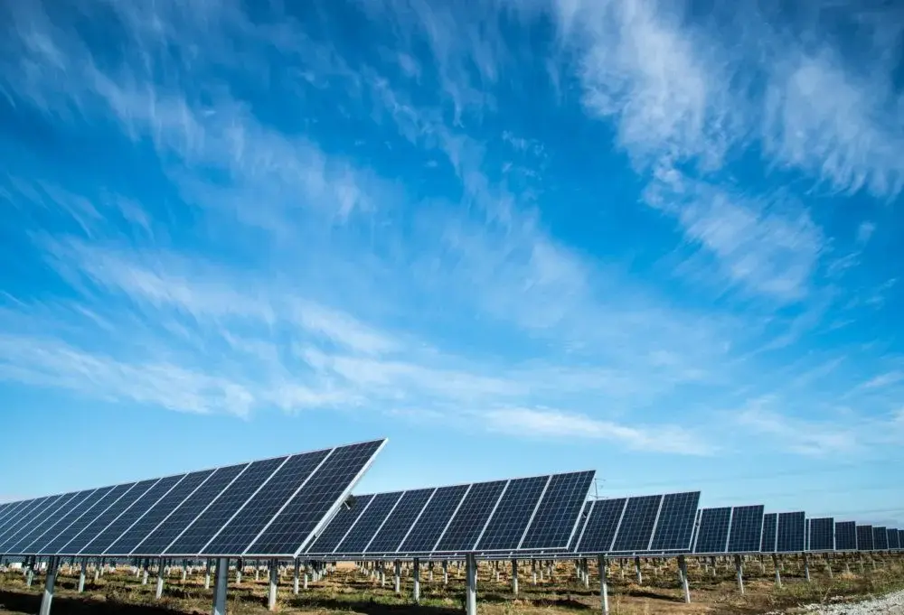 Elektrownia słoneczna 100 kW: Koszt, wydajność i wymagania instalacyjne