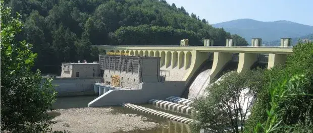 Jakie zagrożenia dla przyrody powodują elektrownie wodne i ich skutki