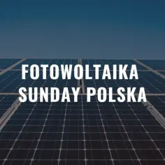Panele fotowoltaiczne na tle błękitnego nieba z napisem "FOTOWOLTAIKA SUNDAY POLSKA".