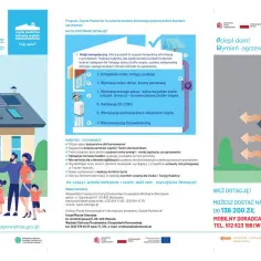 Rodzina przed domem z panelami słonecznymi i kotłem, ilustracja izolacji domu.