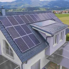 Jak zbudować domową elektrownię słoneczną i zaoszczędzić na prądzie