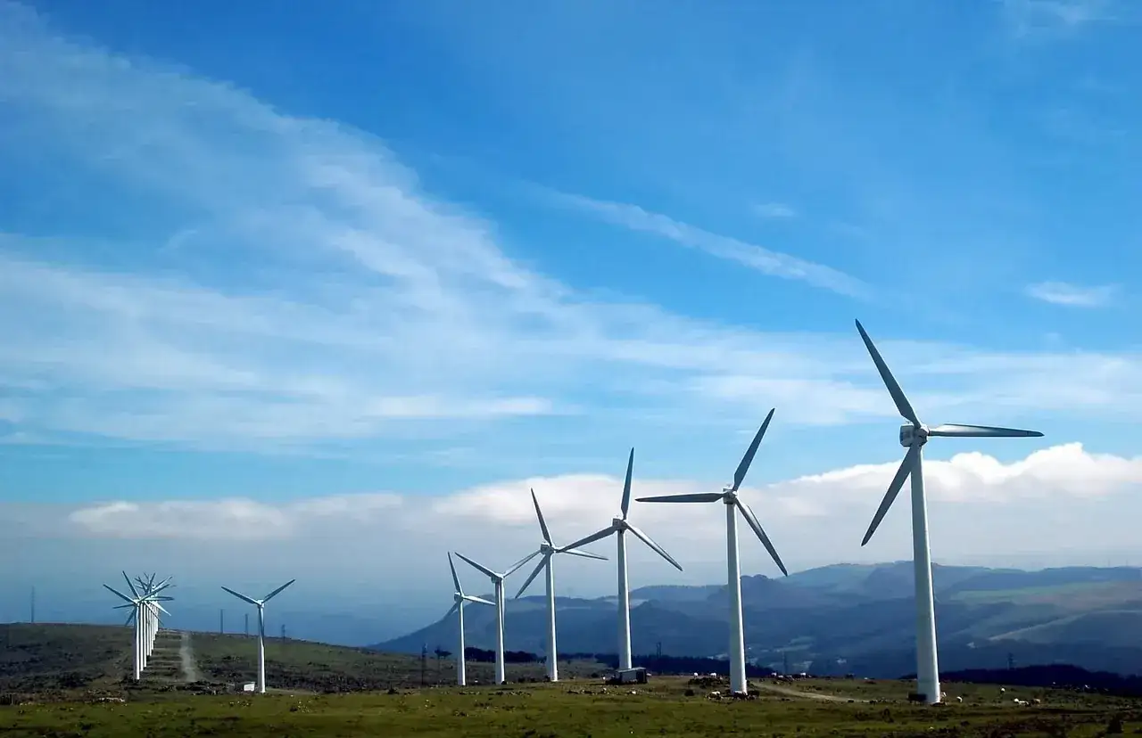Zdjęcie Elektrownia wiatrowo-słoneczna: Jak uniknąć wysokich rachunków za energię