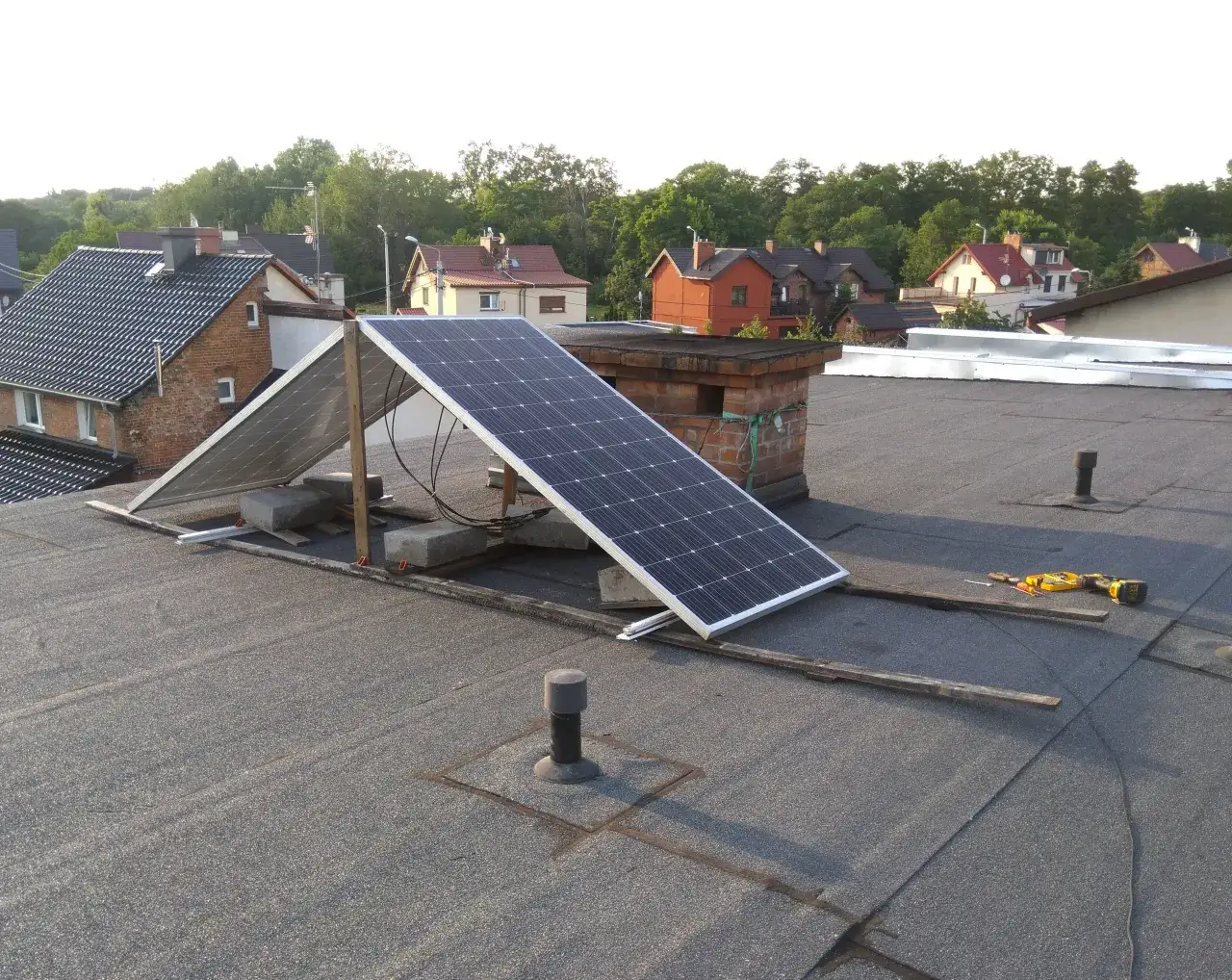 Zdjęcie Elektrownia słoneczna z akumulatorami: jak zyskać niezależność energetyczną
