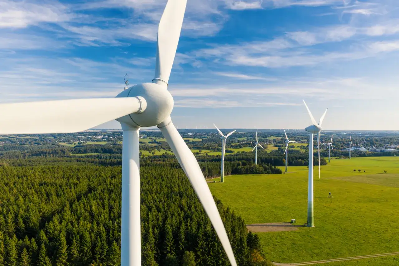 Zdjęcie Turbina wiatrowa z magazynem energii – zyskaj niezależność energetyczną