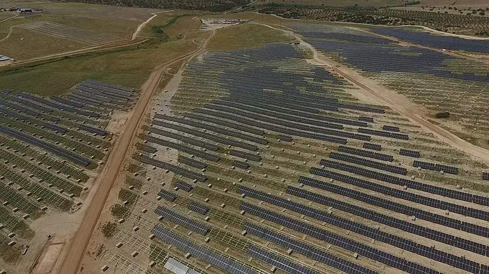 Zdjęcie Elektrownia słoneczna 100 kW: Koszt, wydajność i wymagania instalacyjne