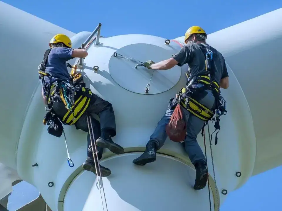 Zdjęcie Ile zarabia monter turbin wiatrowych? Sprawdź, co wpływa na wynagrodzenie
