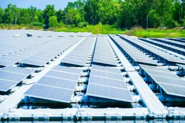 Ogromna pływająca elektrownia słoneczna, pokazująca zalety elektrowni słonecznej w harmonii z naturą.