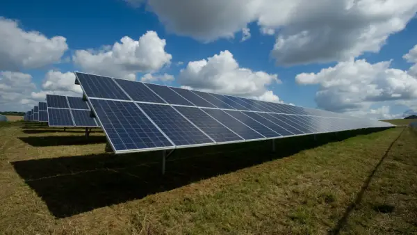 Jakie są rzeczywiste koszty elektrowni słonecznej i co je wpływa?