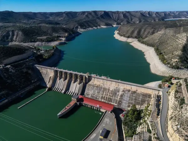 Najwięksi producenci energii wodnej: kto dominuje w branży hydrowej?