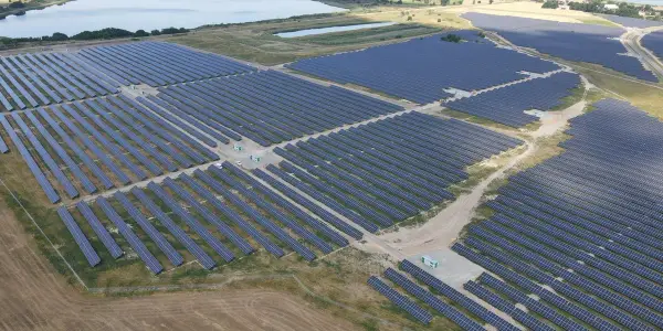 Inwestycja w elektrownie słoneczne: zyskaj na energii odnawialnej