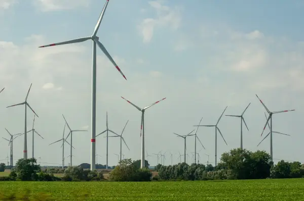 Energia wiatrowa wady i zalety: co musisz wiedzieć przed inwestycją