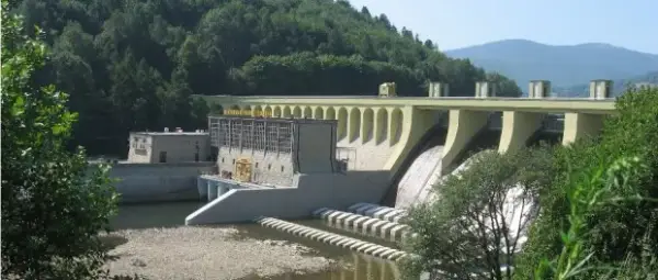 Jakie zagrożenia dla przyrody powodują elektrownie wodne i ich skutki