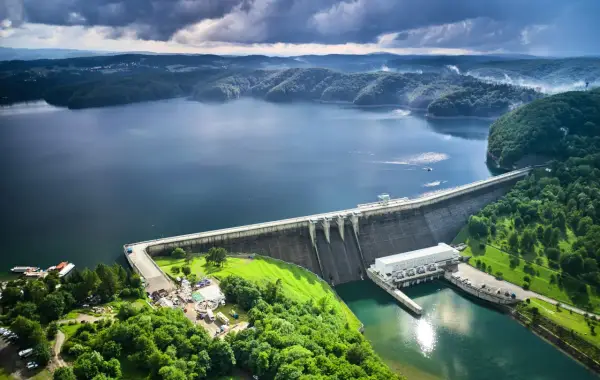 Pozyskiwanie energii wodnej: skuteczne metody i ich wpływ na środowisko