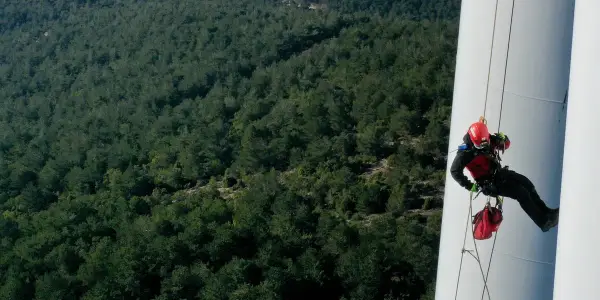 Praca w energetyce wiatrowej: wysokie zarobki i ciekawe wyzwania